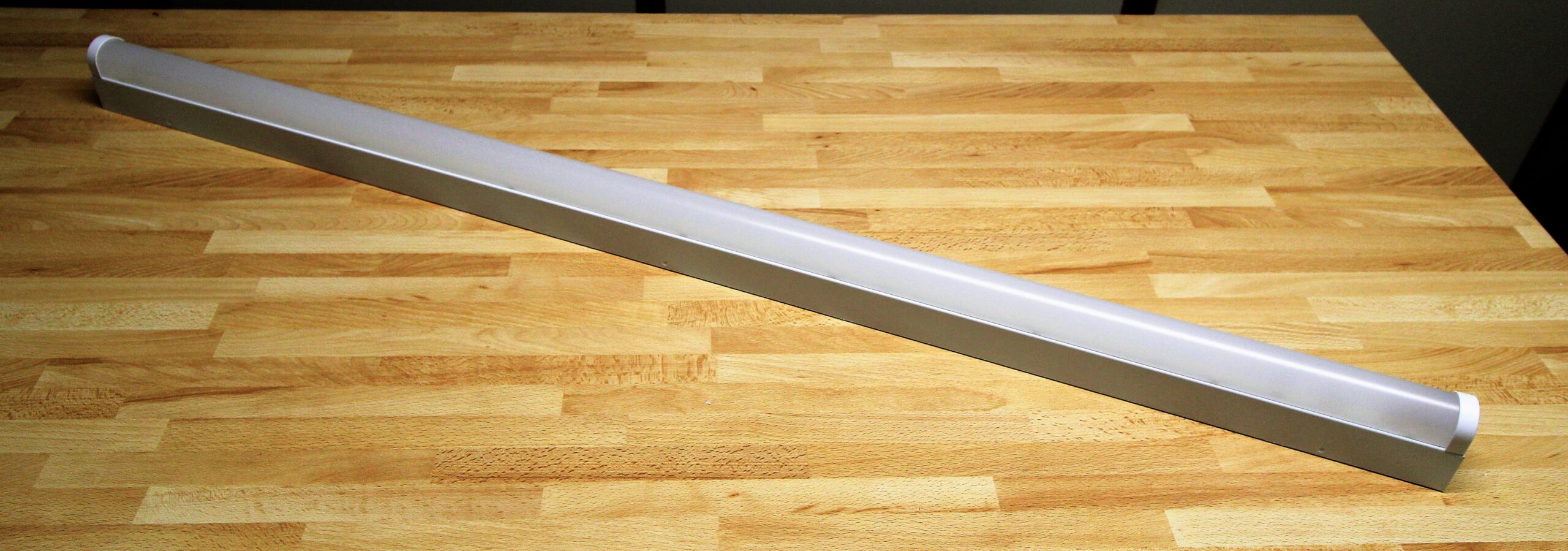 Mehr über den Artikel erfahren Kombination von Licht und Metall SIDLER Balkenleuchte